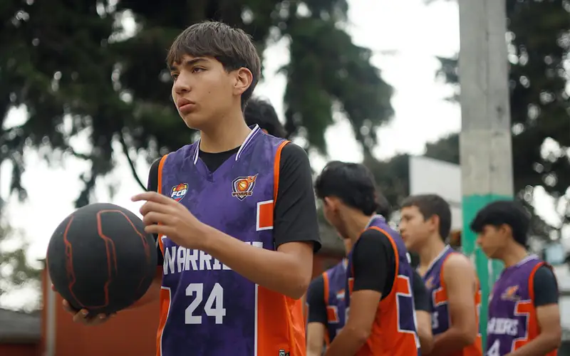 Jugador de Warriors concentrado con el balón antes de un ejercicio